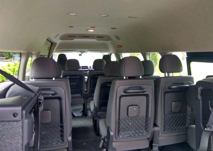 Sewa Toyota HiAce Commuter — foto 3