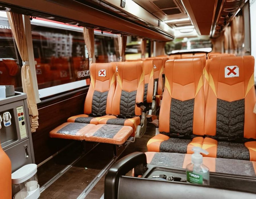 Interior bus pariwisata LTRANSWISATA dengan reclining seat